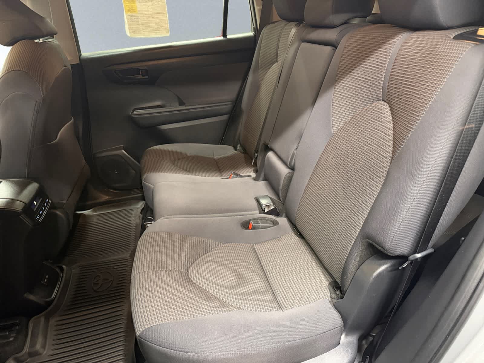 Used 2025 Toyota Highlander LE AWD/4WD image 18