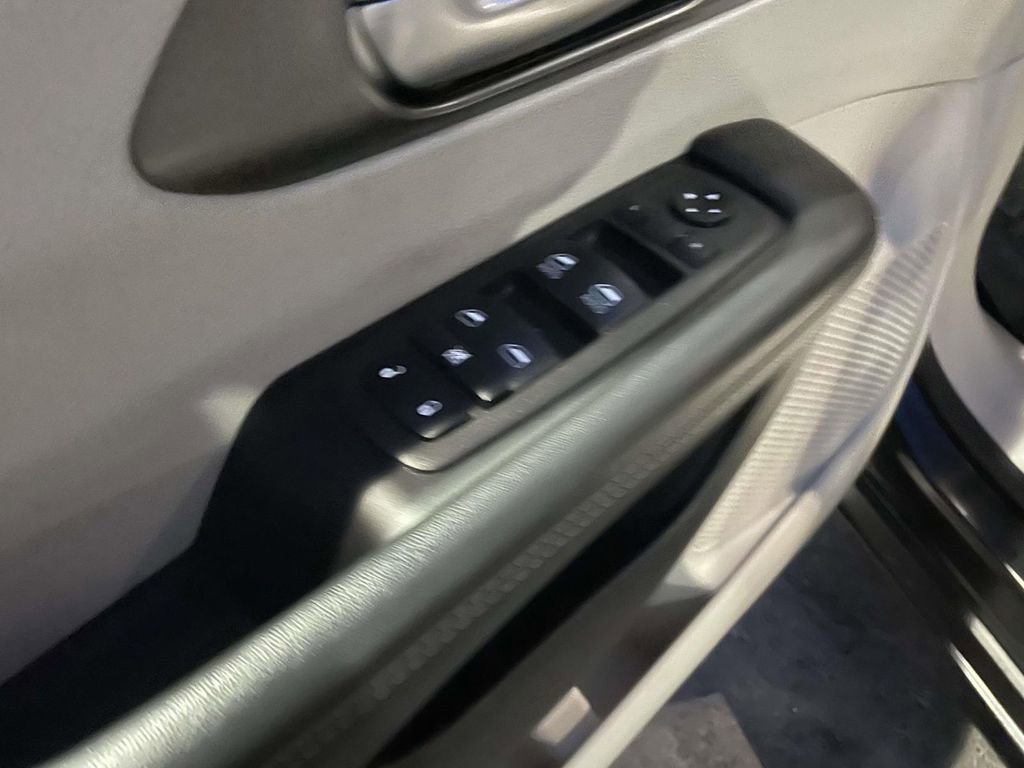 Used 2023 Chrysler Pacifica Touring-L image 28