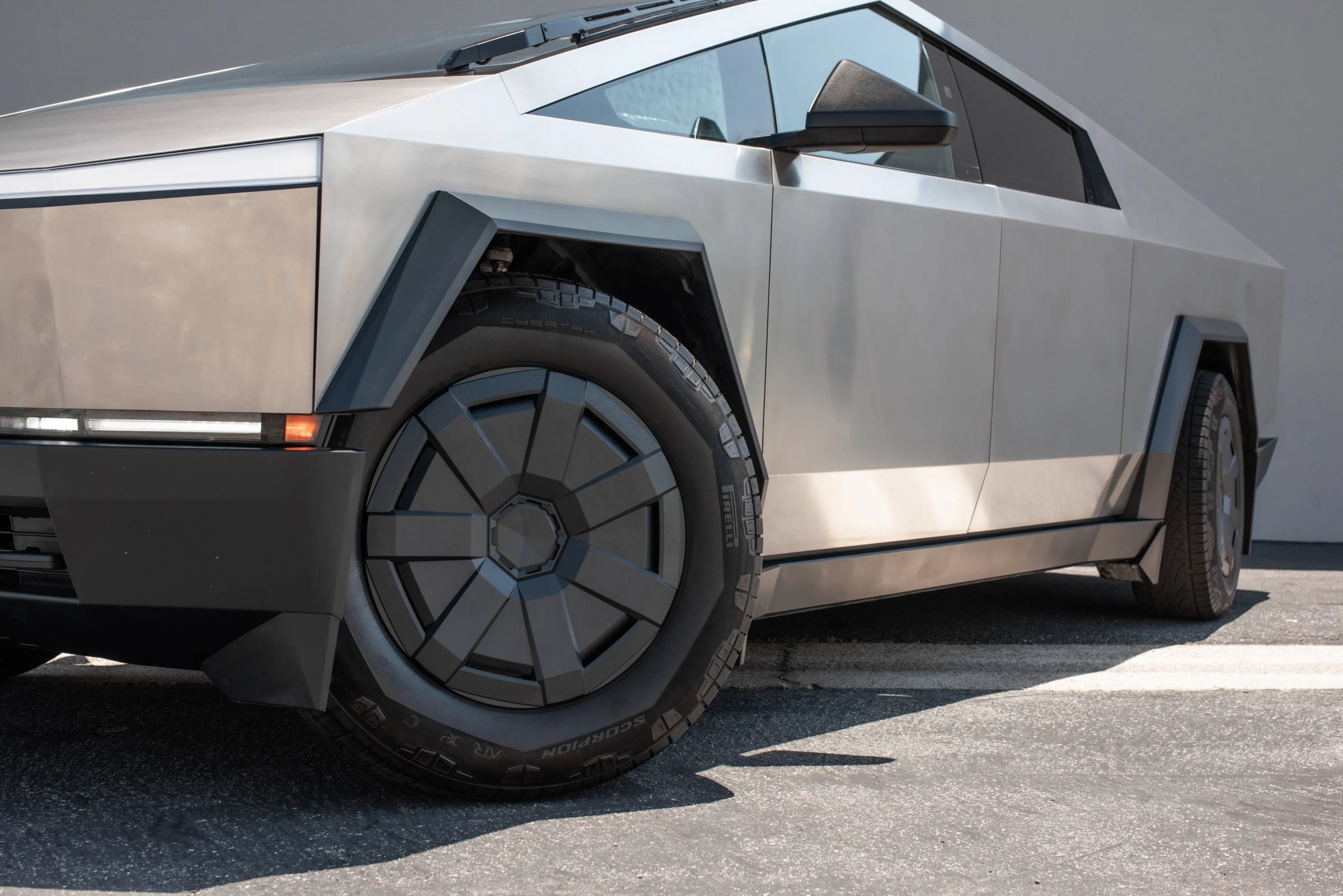 Used 2025 Tesla Cybertruck AWD Crew Cab image 19