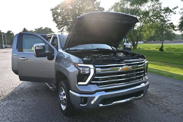 Used 2024 Chevrolet Silverado 3500 LTZ AWD/4WD image 36