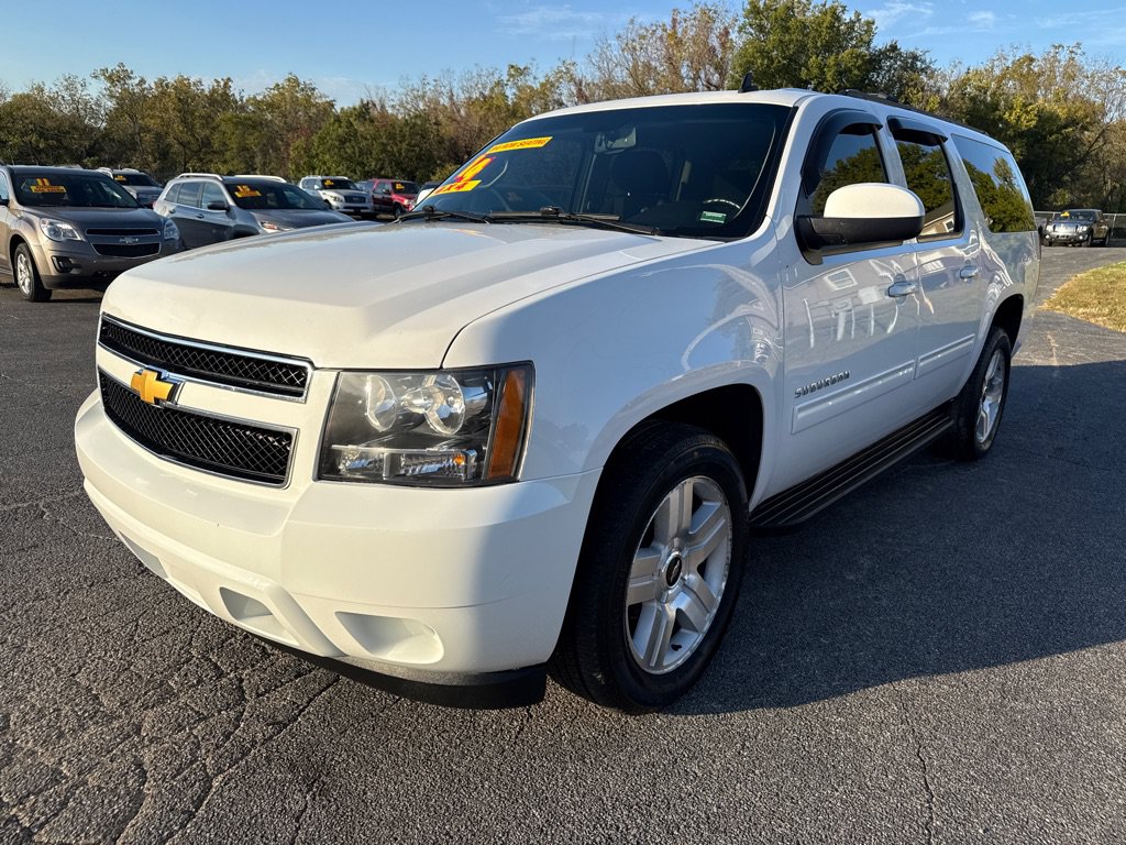 Used 2014 Chevrolet Suburban LS RWD image 2