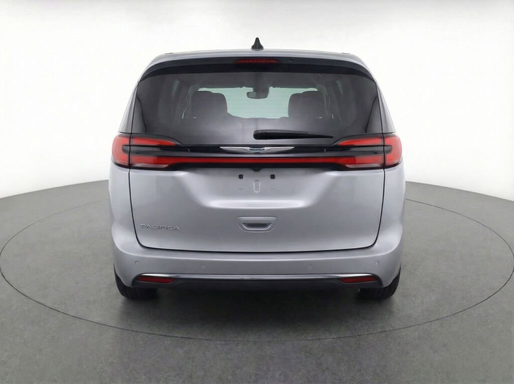 Used 2024 Chrysler Pacifica Touring-L image 7