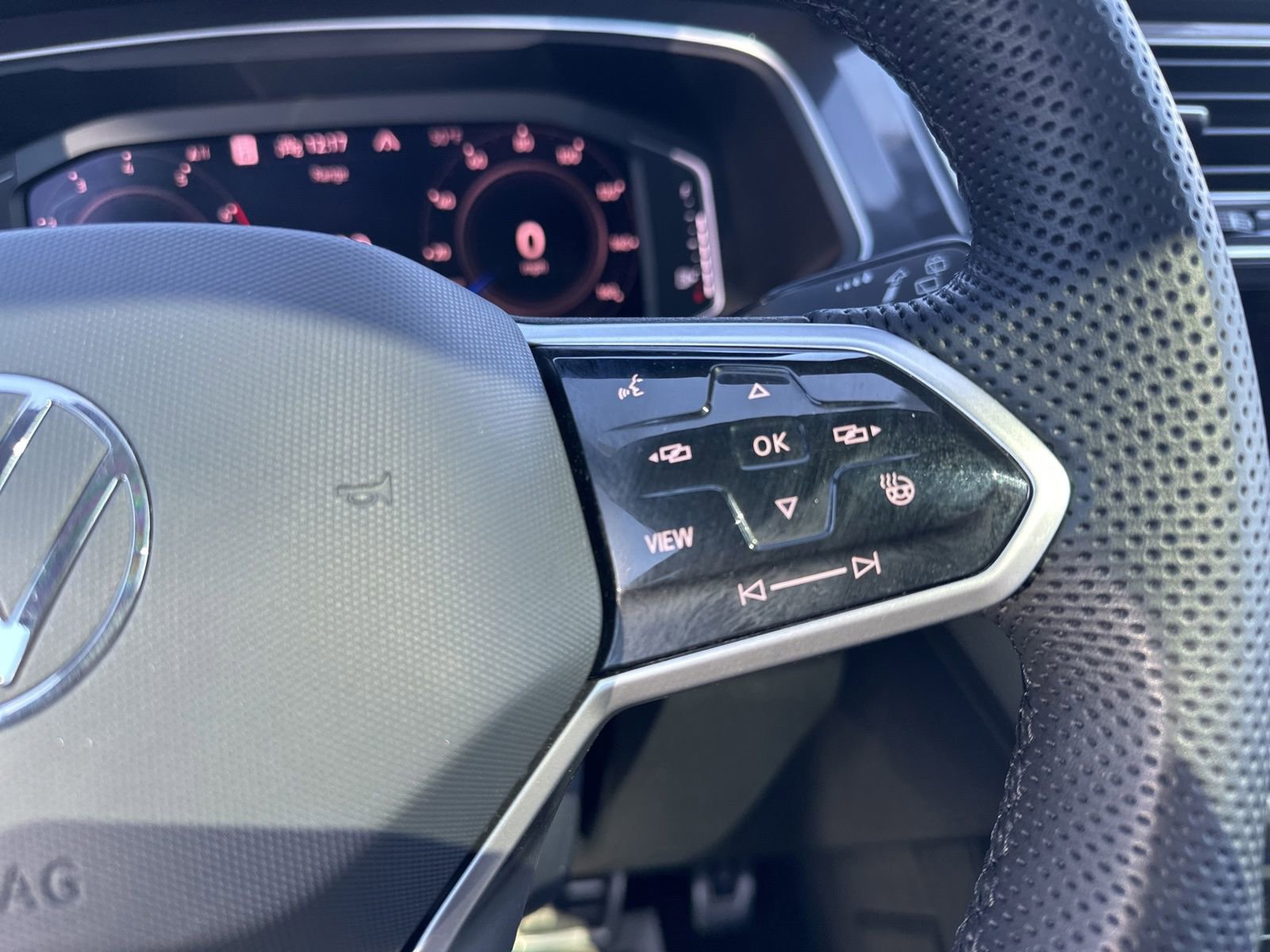 Certified 2022 Volkswagen Tiguan SEL R-Line image 54