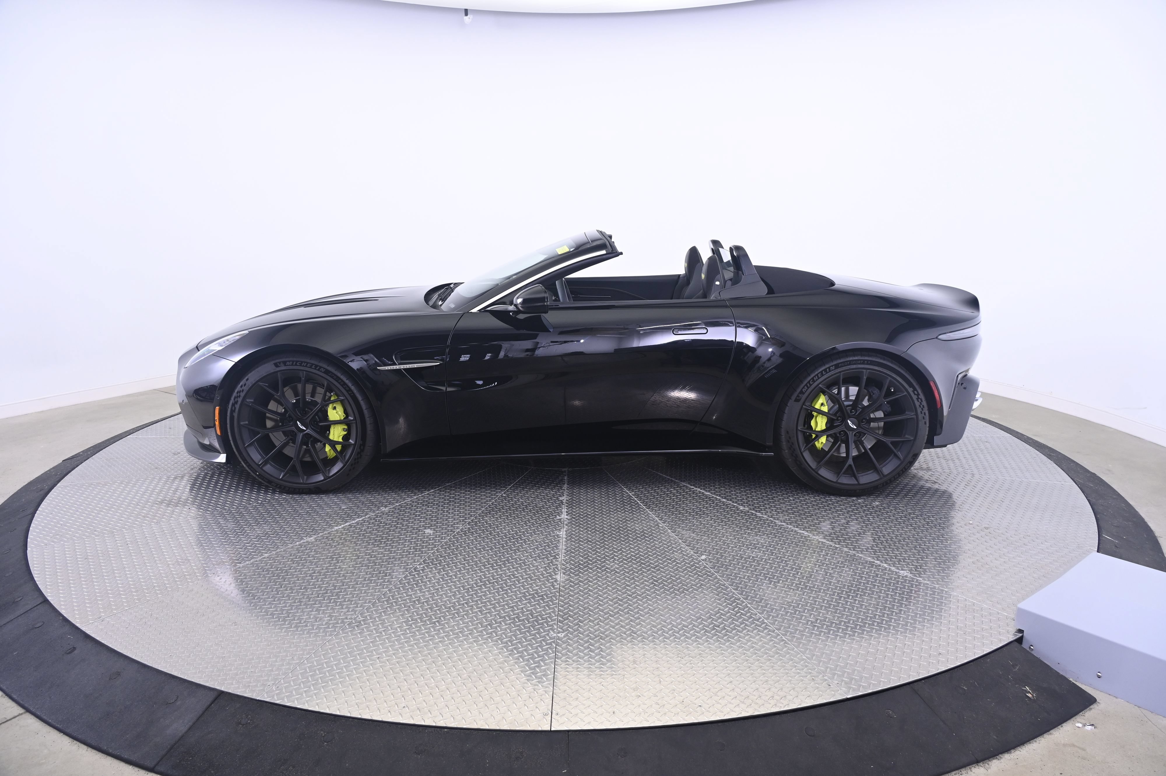 Used 2026 Aston Martin V8 Vantage Coupe RWD image 2