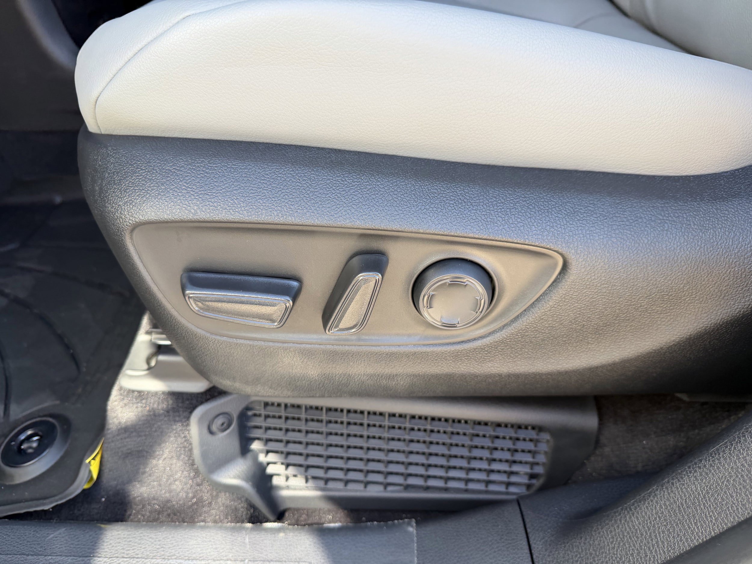 Certified 2025 Toyota Sienna XLE FWD image 26