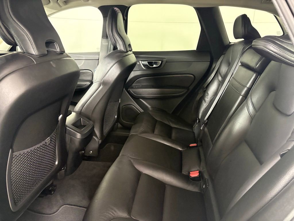 Used 2020 Volvo XC60 T5 Momentum image 34