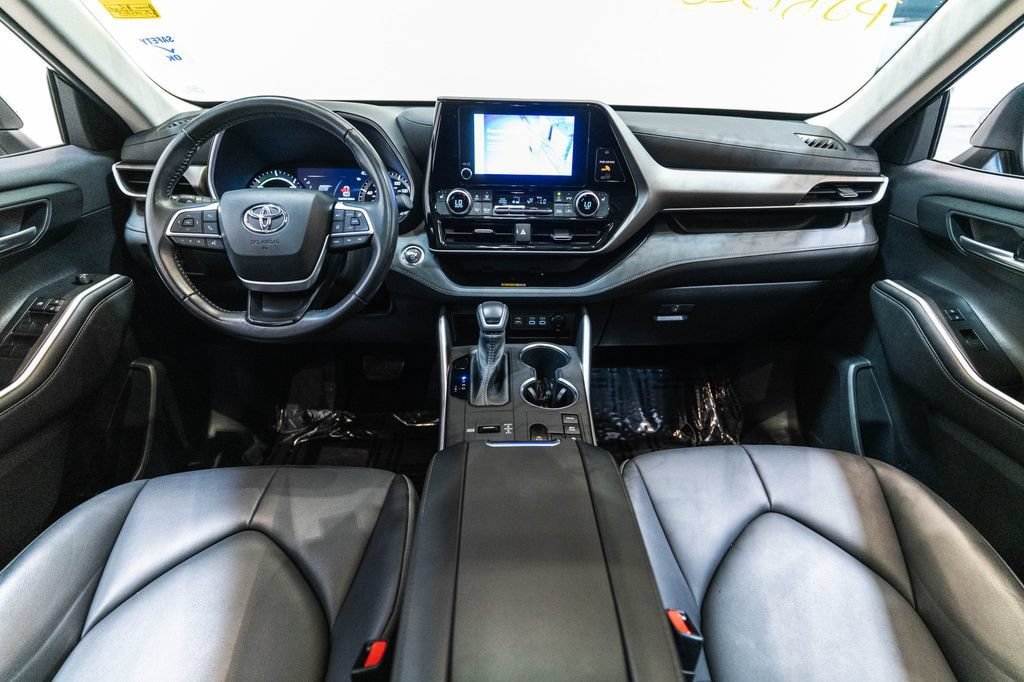 Used 2023 Toyota Highlander XLE AWD/4WD image 13