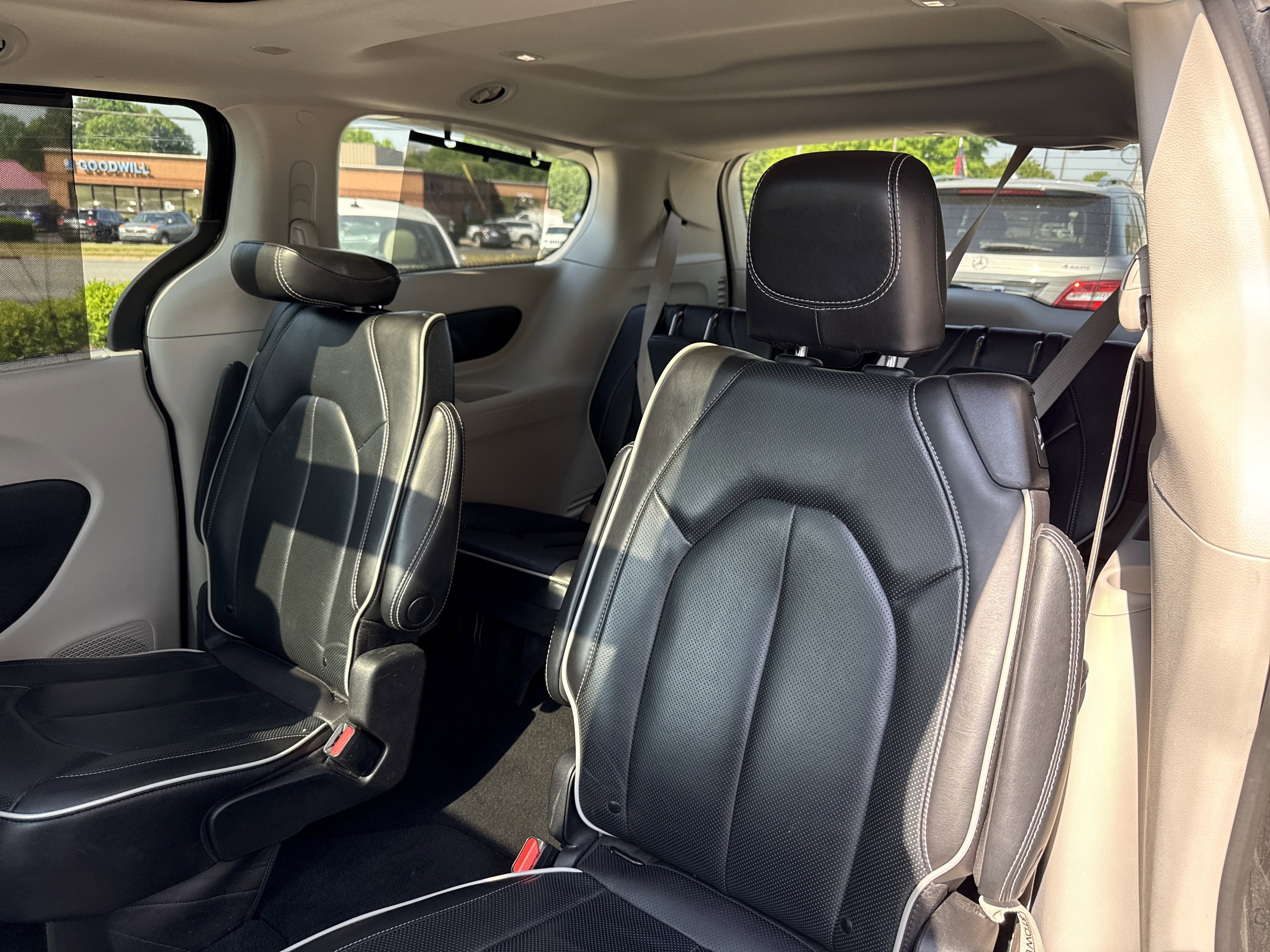 Used 2023 Chrysler Pacifica Limited FWD image 32