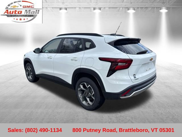 Used 2024 Chevrolet Trax LT w/ Sunroof Package FWD image 3