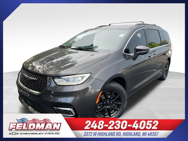 Used 2022 Chrysler Pacifica Touring-L FWD image 1