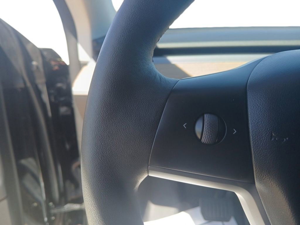 Used 2022 Tesla Model Y Long Range image 24