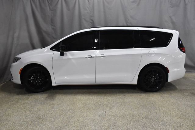 Certified 2025 Chrysler Pacifica Limited image 6