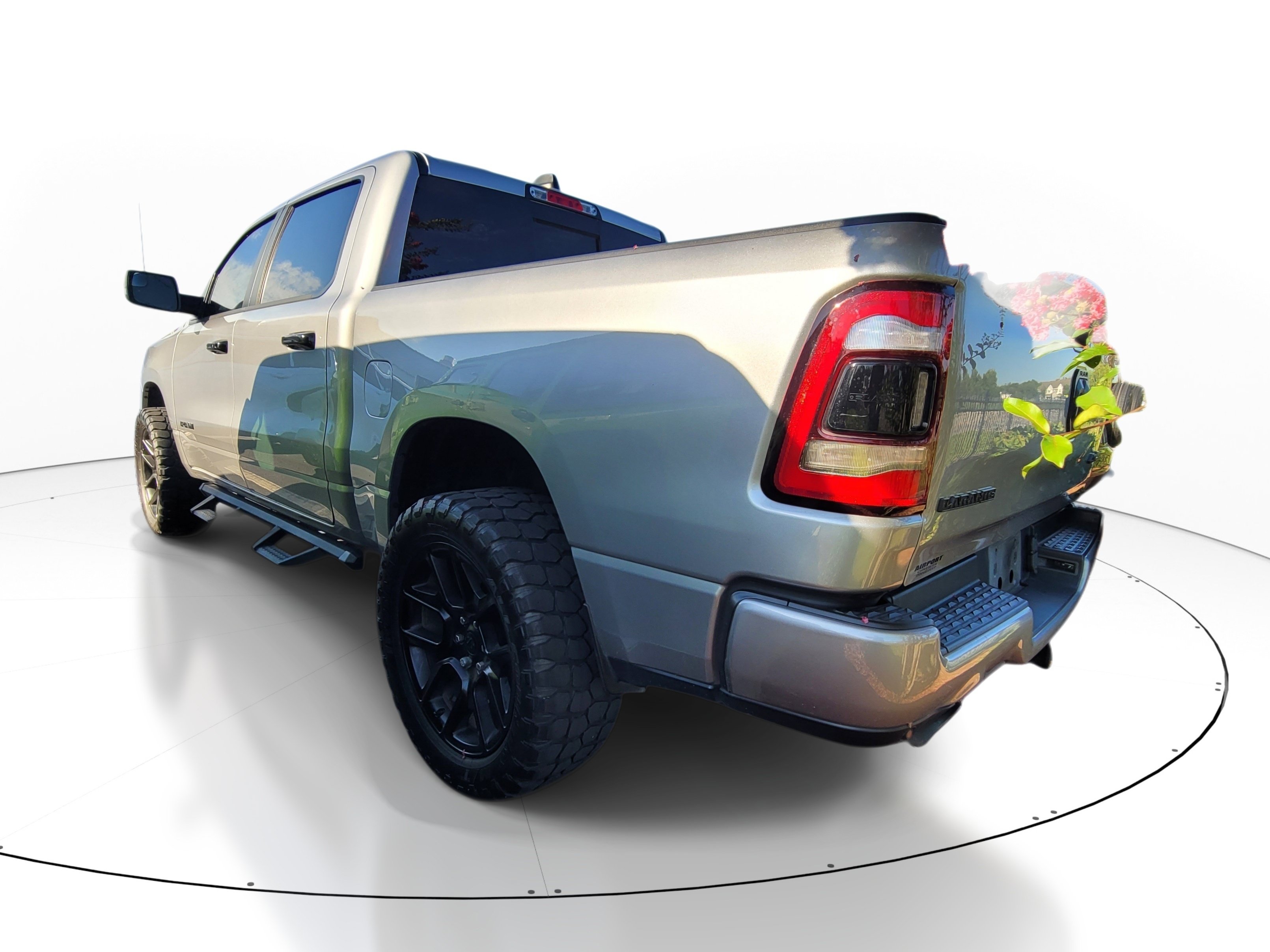 Used 2024 RAM 1500 Laramie AWD/4WD image 6