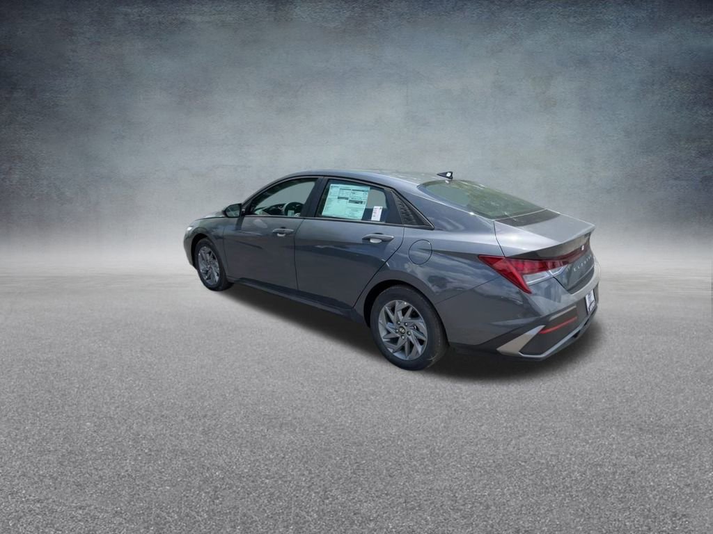 Used 2025 Hyundai Elantra Blue image 17