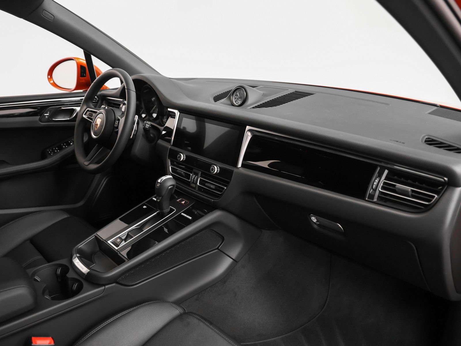 Certified 2025 Porsche Macan AWD/4WD image 18