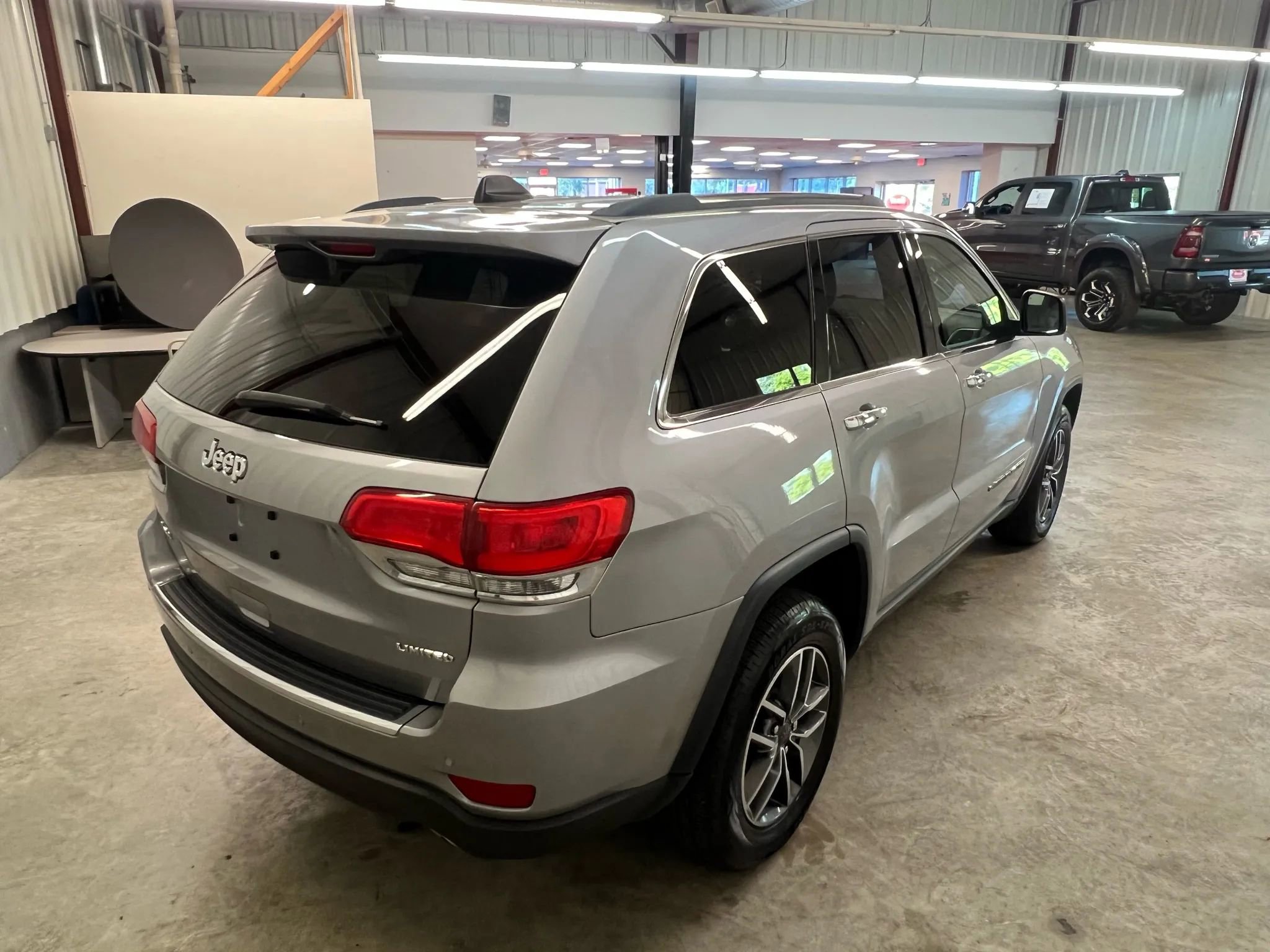 Used 2019 Jeep Grand Cherokee Limited image 9