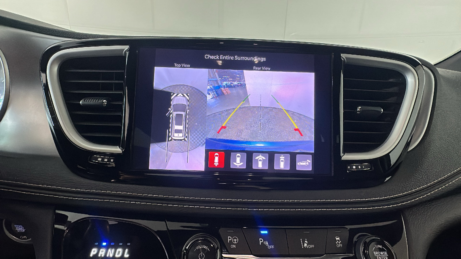 Used 2023 Chrysler Pacifica Touring-L w/ Uconnect Theater Family Group FWD image 27