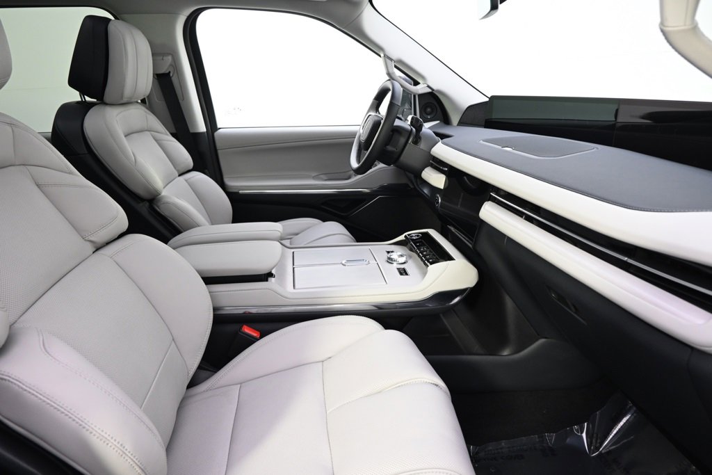 New 2025 Lincoln Navigator Reserve image 16