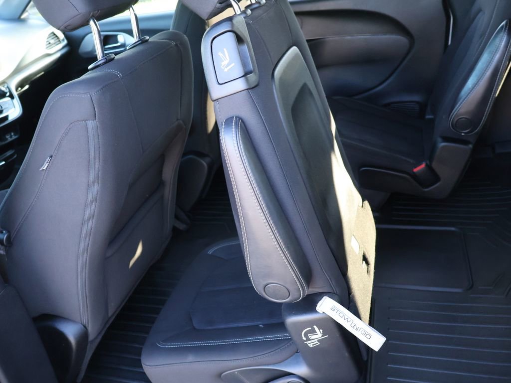 Used 2020 Chrysler Pacifica Touring w/ S Appearance Package image 16