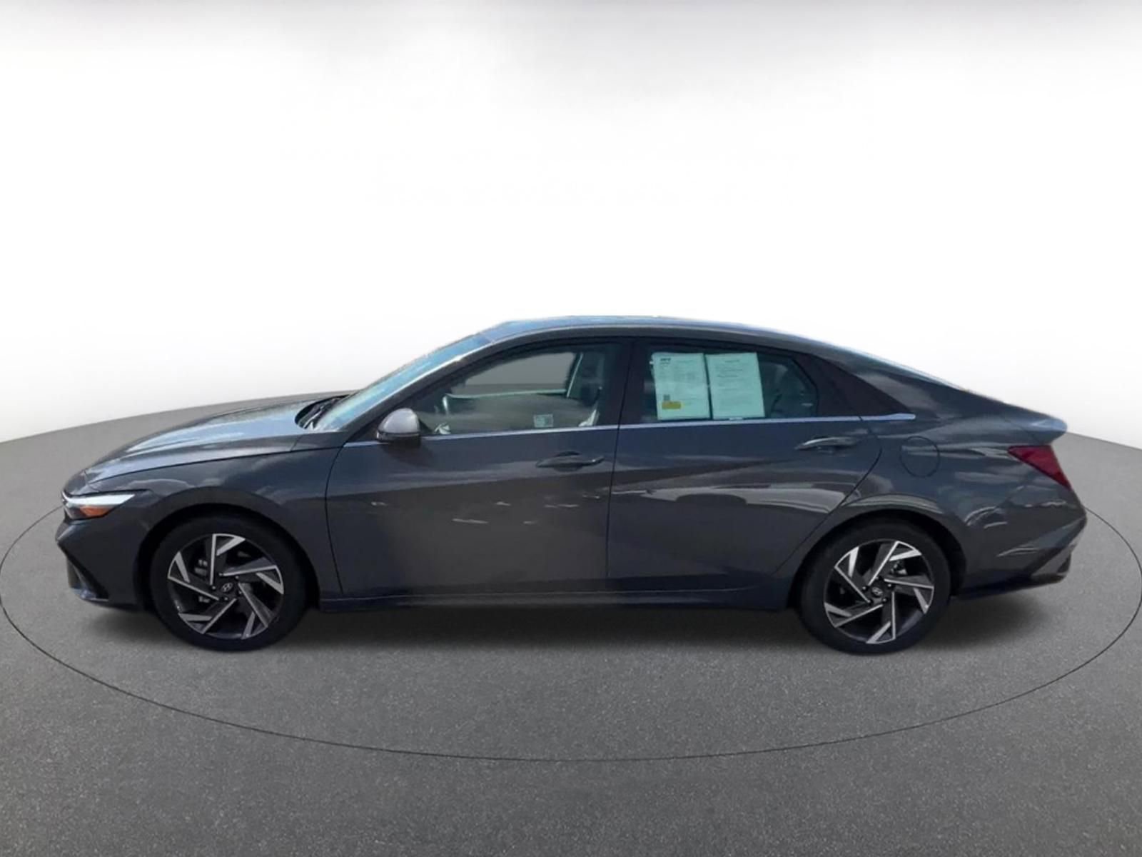 Used 2025 Hyundai Elantra Limited FWD image 9