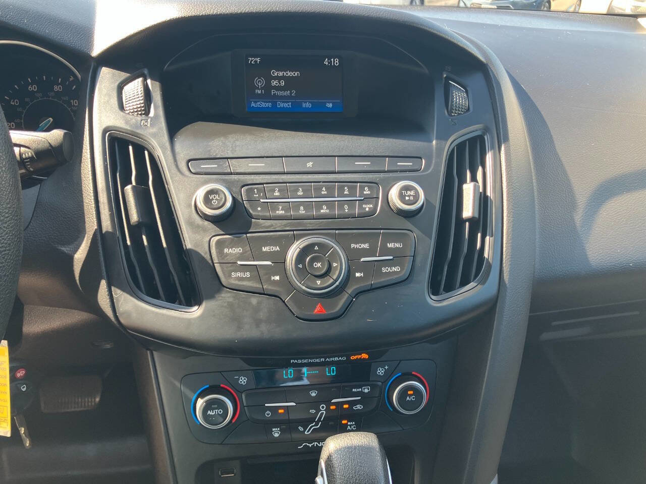 Used 2018 Ford Focus SE w/ SE Appearance Package image 19