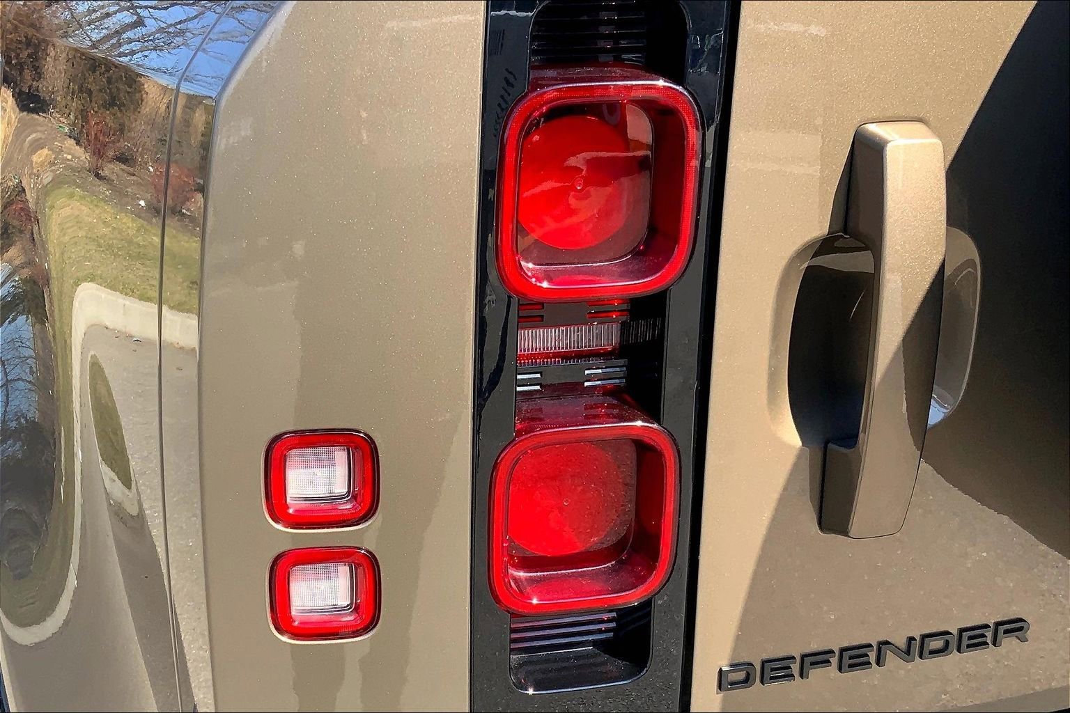 Used 2024 Land Rover Defender 110 X-Dynamic SE image 28