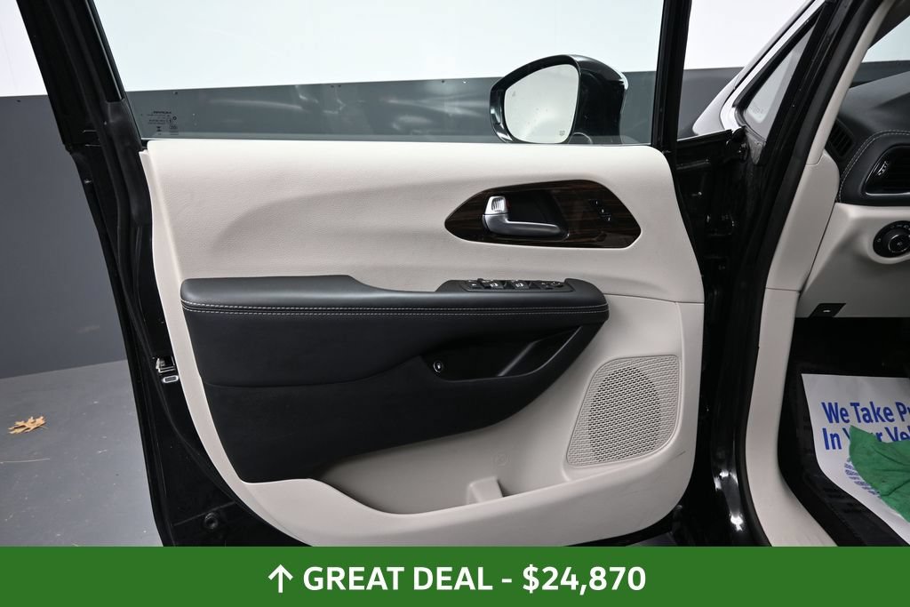 Used 2023 Chrysler Pacifica Limited FWD image 29