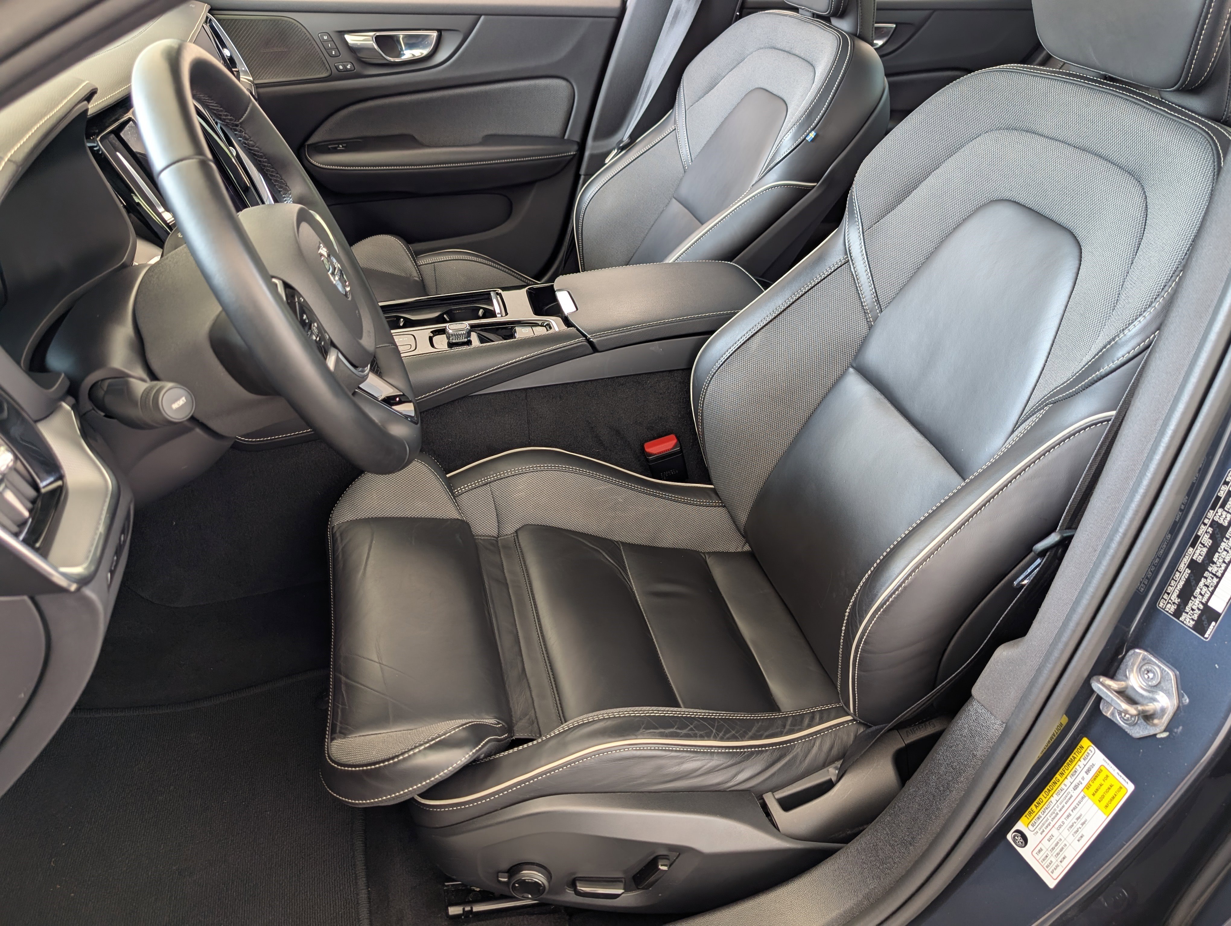 Used 2022 Volvo S60 T8 R-Design image 17