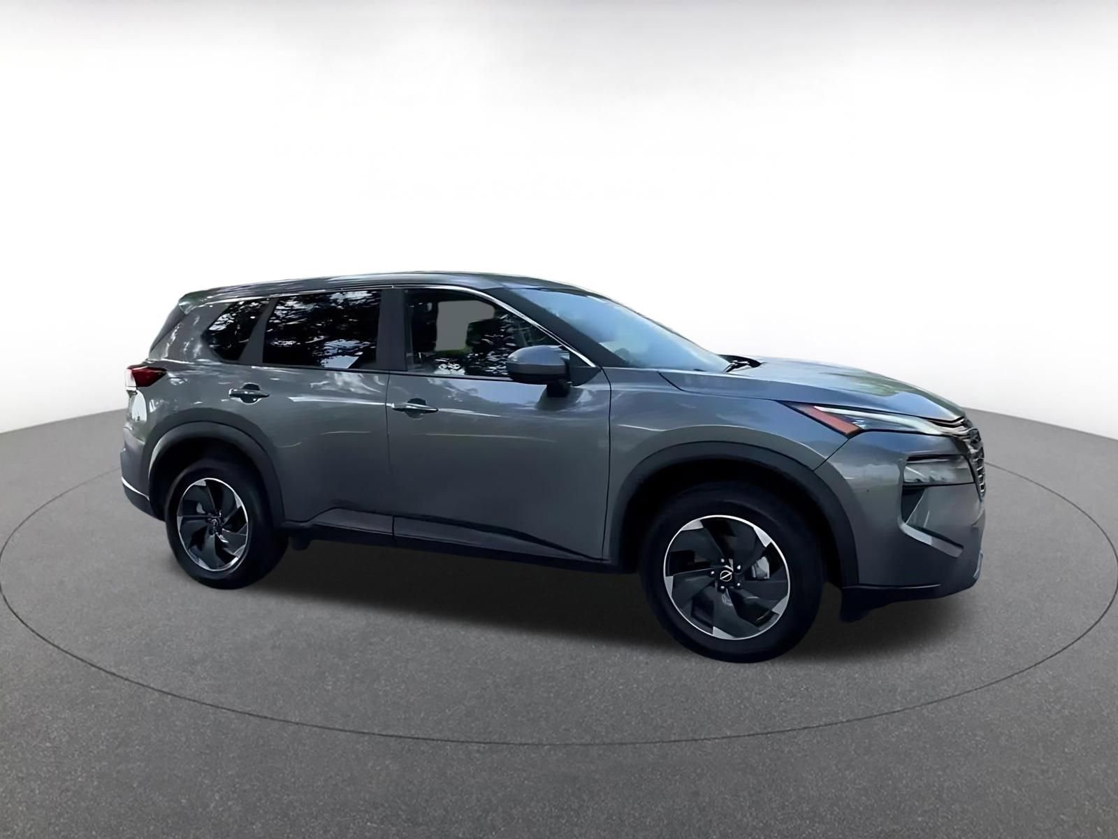 Used 2025 Nissan Rogue SV FWD image 2