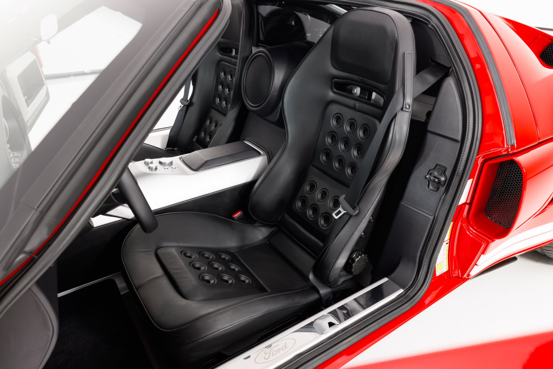 Used 2006 Ford GT RWD image 15