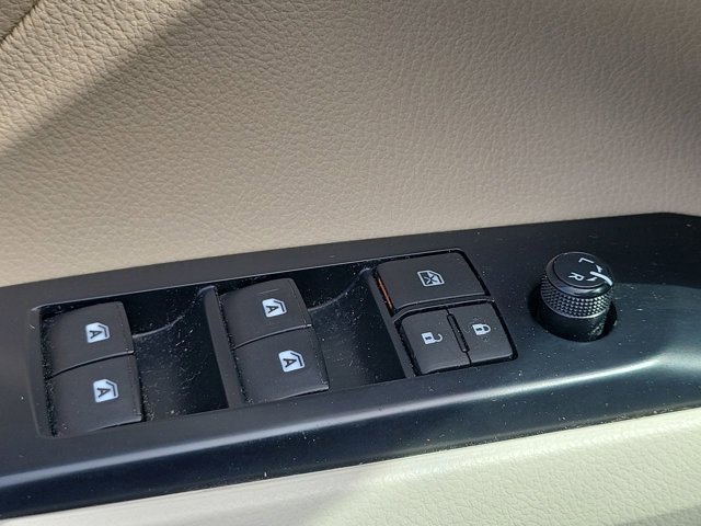 Used 2020 Toyota Camry LE image 29