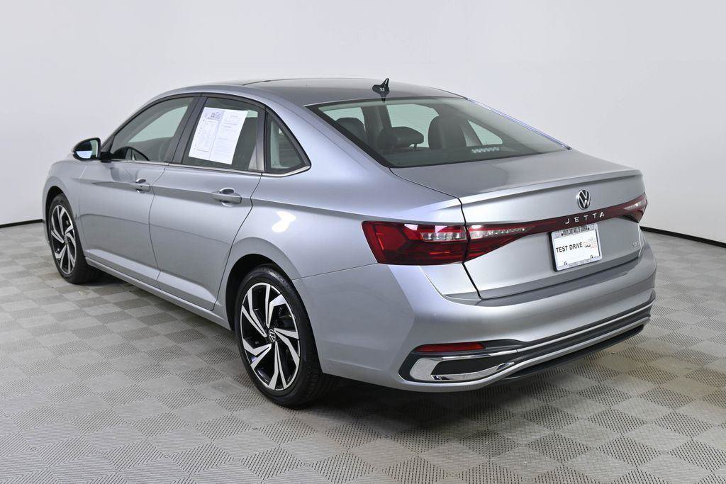 Used 2025 Volkswagen Jetta SEL FWD image 4