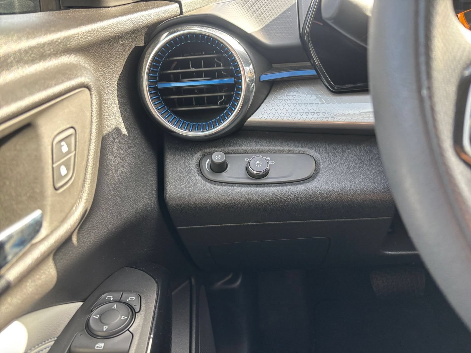 Used 2025 Chevrolet Trax LT FWD image 33