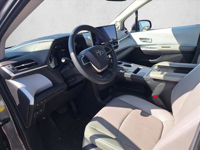 Used 2025 Toyota Sienna XLE w/ XLE Plus Package image 10