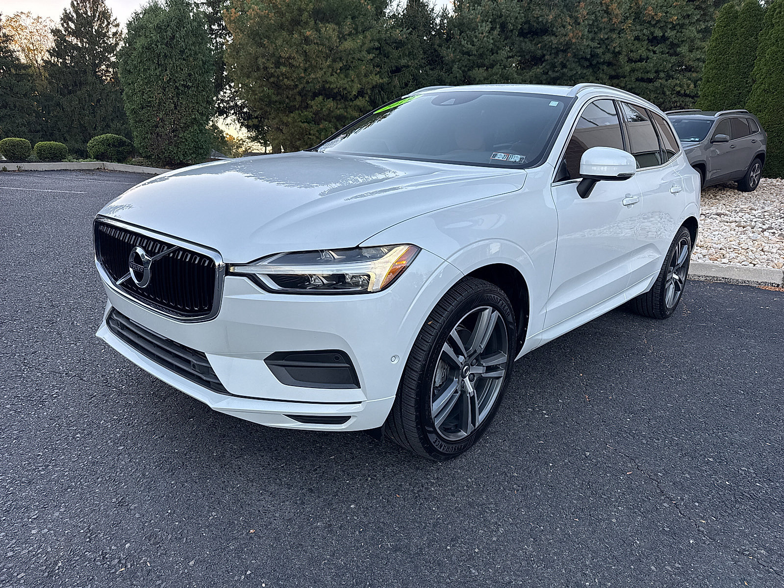 Used 2019 Volvo XC60 T5 Momentum w/ Multimedia Package AWD/4WD image 16