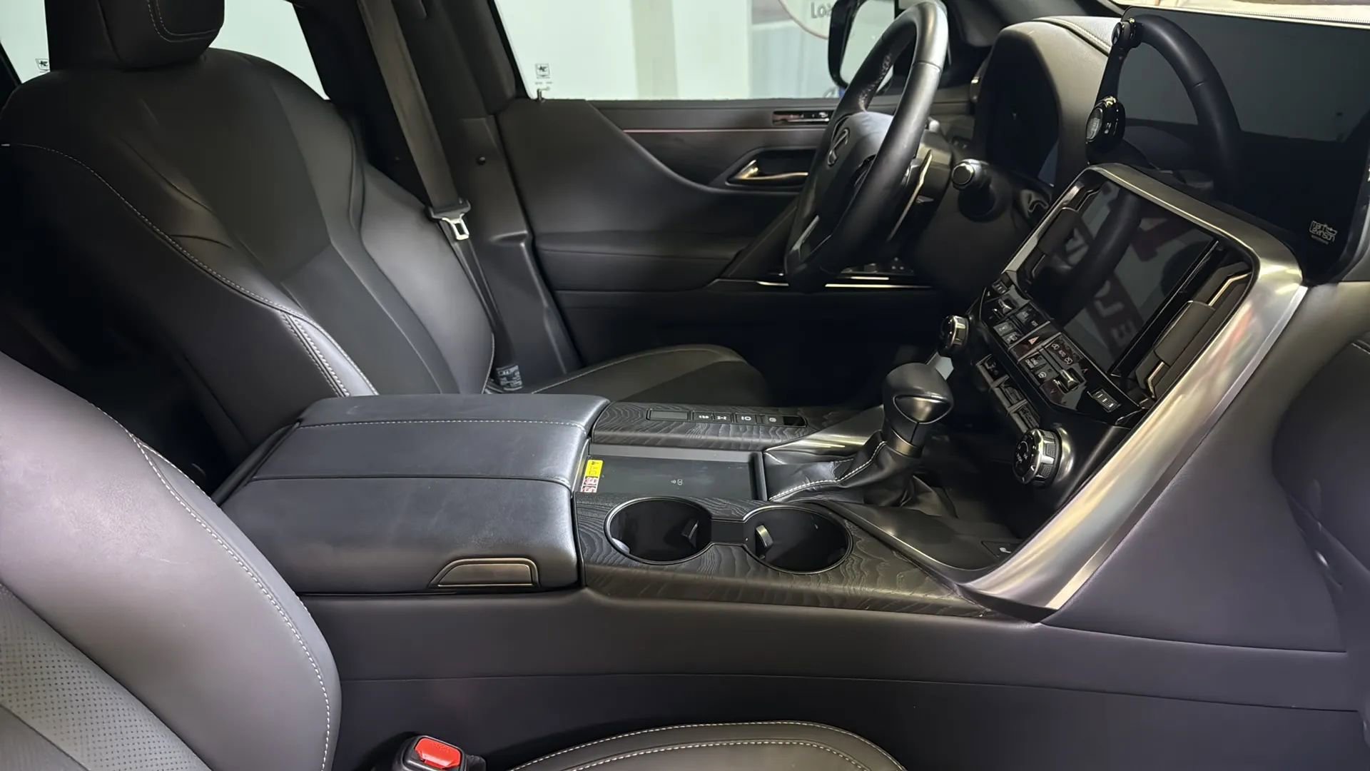 Used 2022 Lexus LX 600 4WD w/ Premium Package image 19