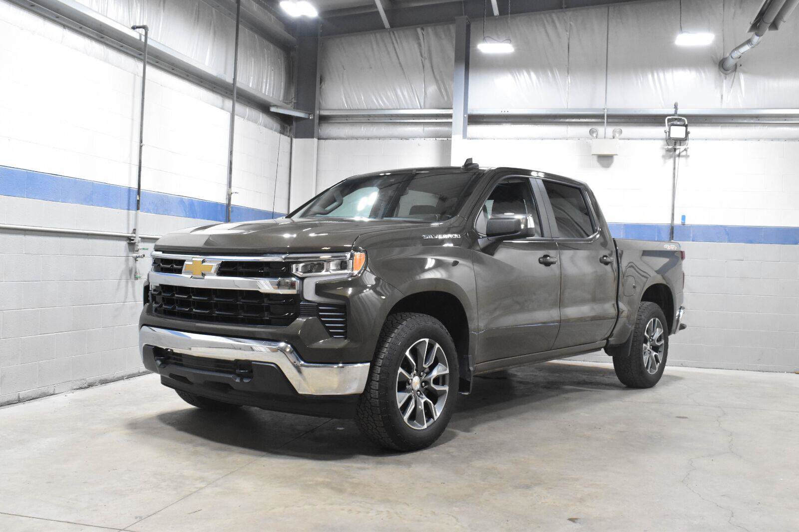Used 2023 Chevrolet Silverado 1500 LT AWD/4WD image 2