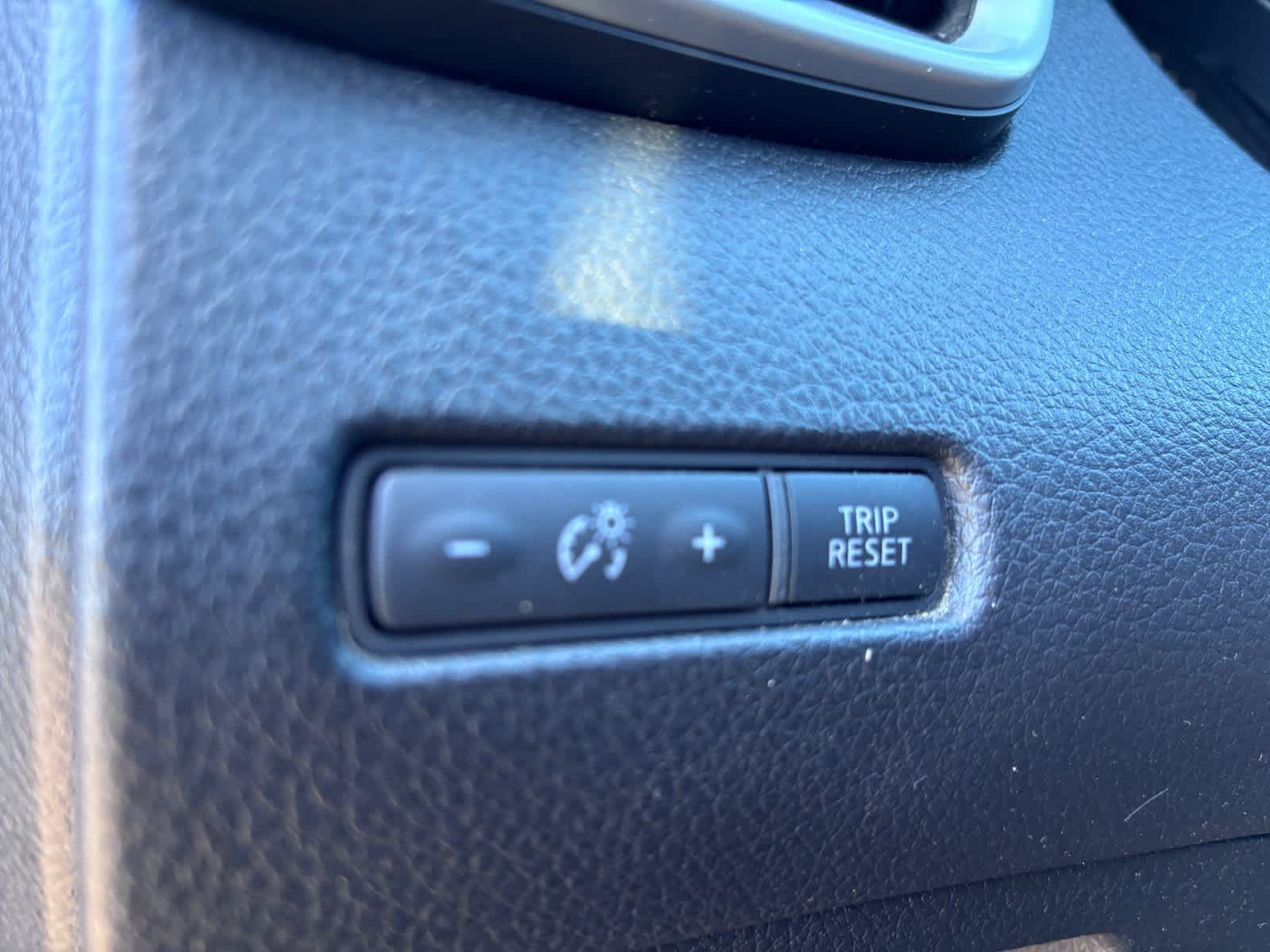 Used 2016 Nissan Rogue SV FWD image 12