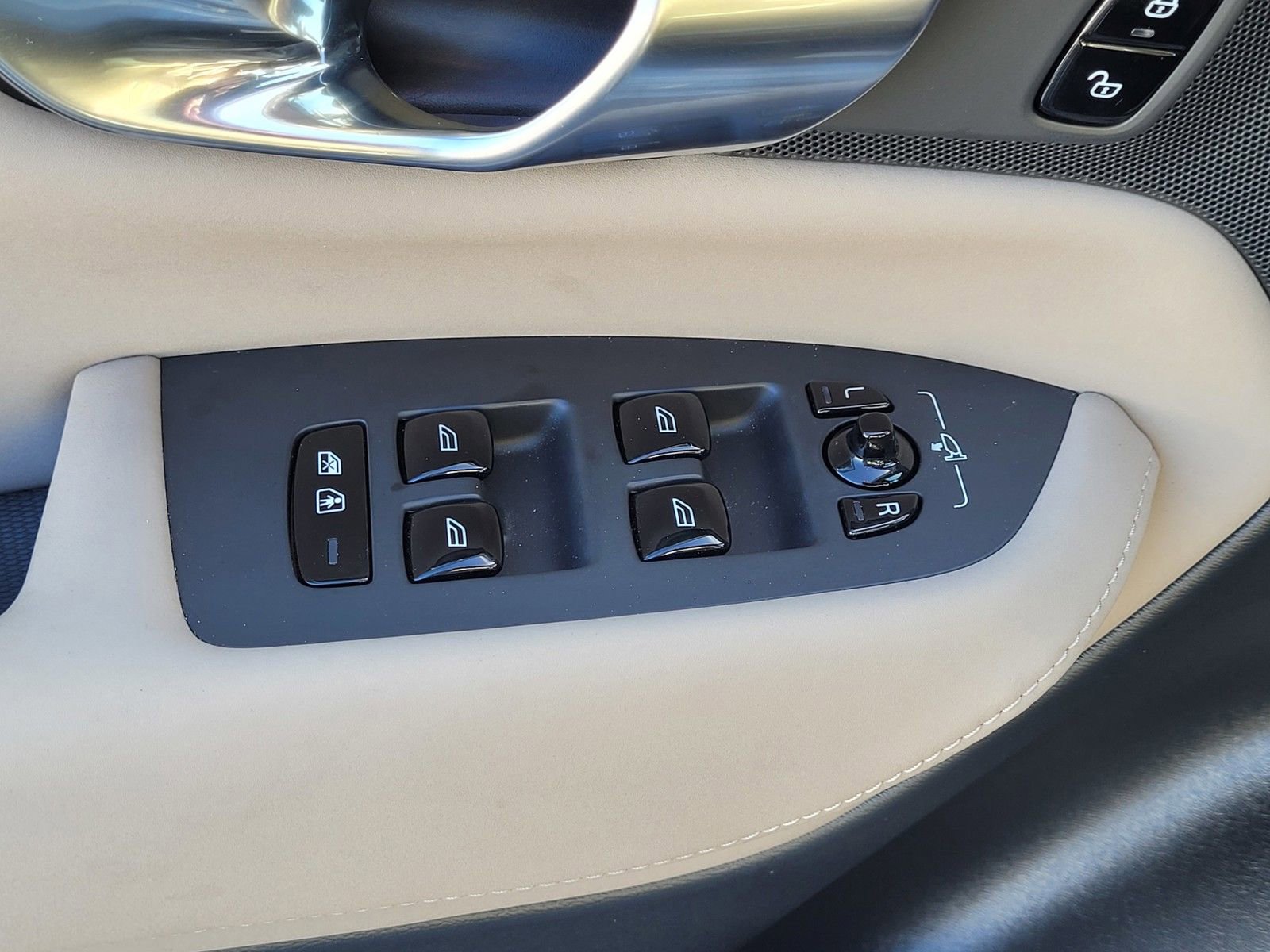 Certified 2025 Volvo XC90 T8 Plus image 13