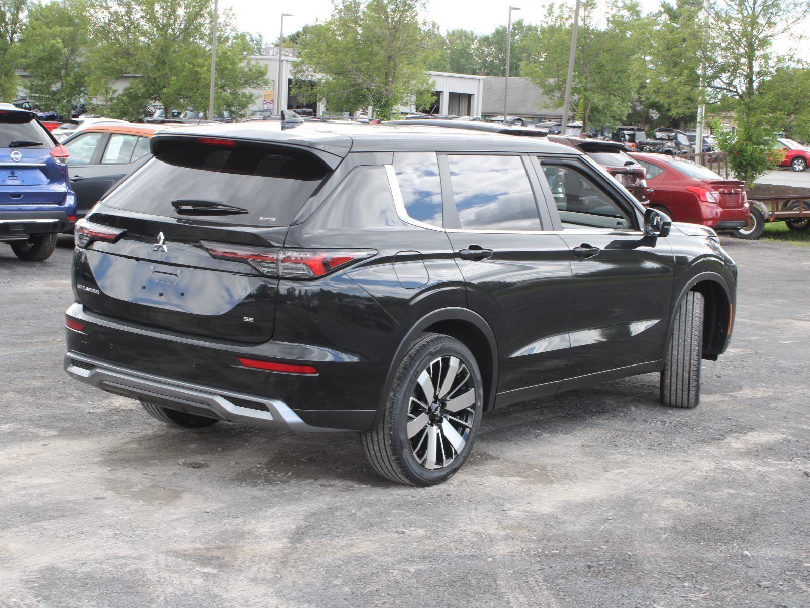 New 2025 Mitsubishi Outlander SE image 9