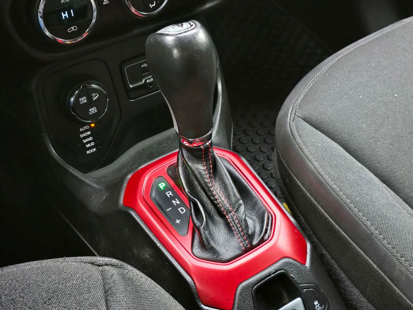 Used 2016 Jeep Renegade Trailhawk AWD/4WD image 31