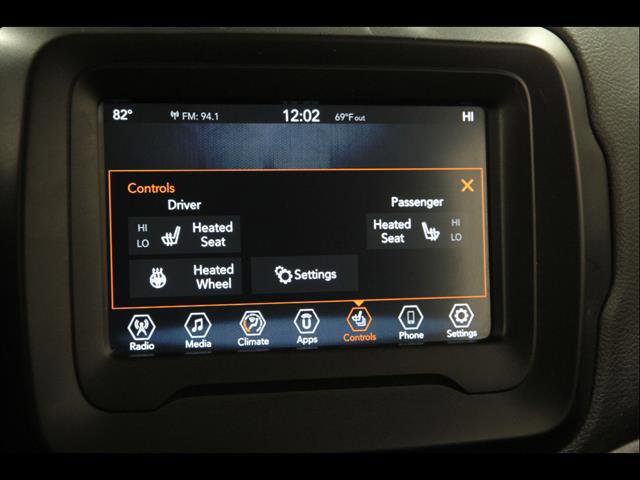 Used 2018 Jeep Renegade Latitude w/ Cold Weather Group FWD image 12