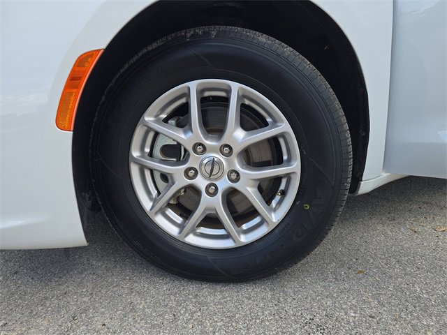 Certified 2024 Chrysler Pacifica Touring image 29