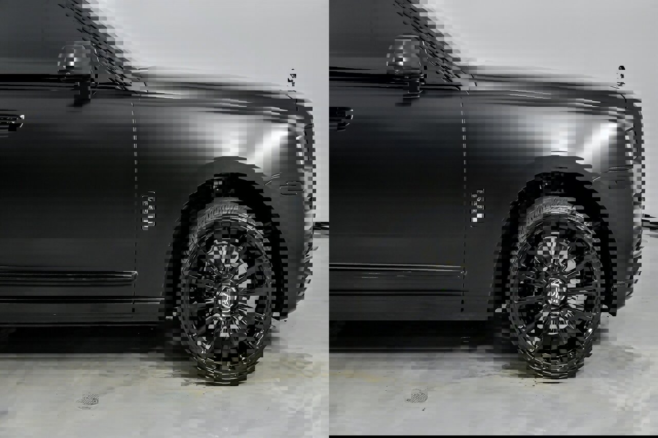 Used 2023 Rolls-Royce Cullinan Black Badge w/ Driver's Package image 15