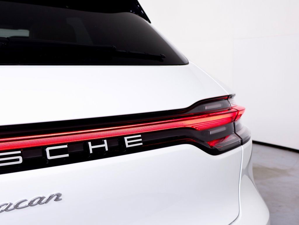 Certified 2025 Porsche Macan image 14
