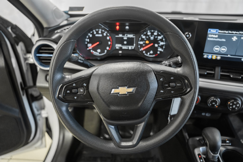 Used 2025 Chevrolet Trax LS FWD image 25