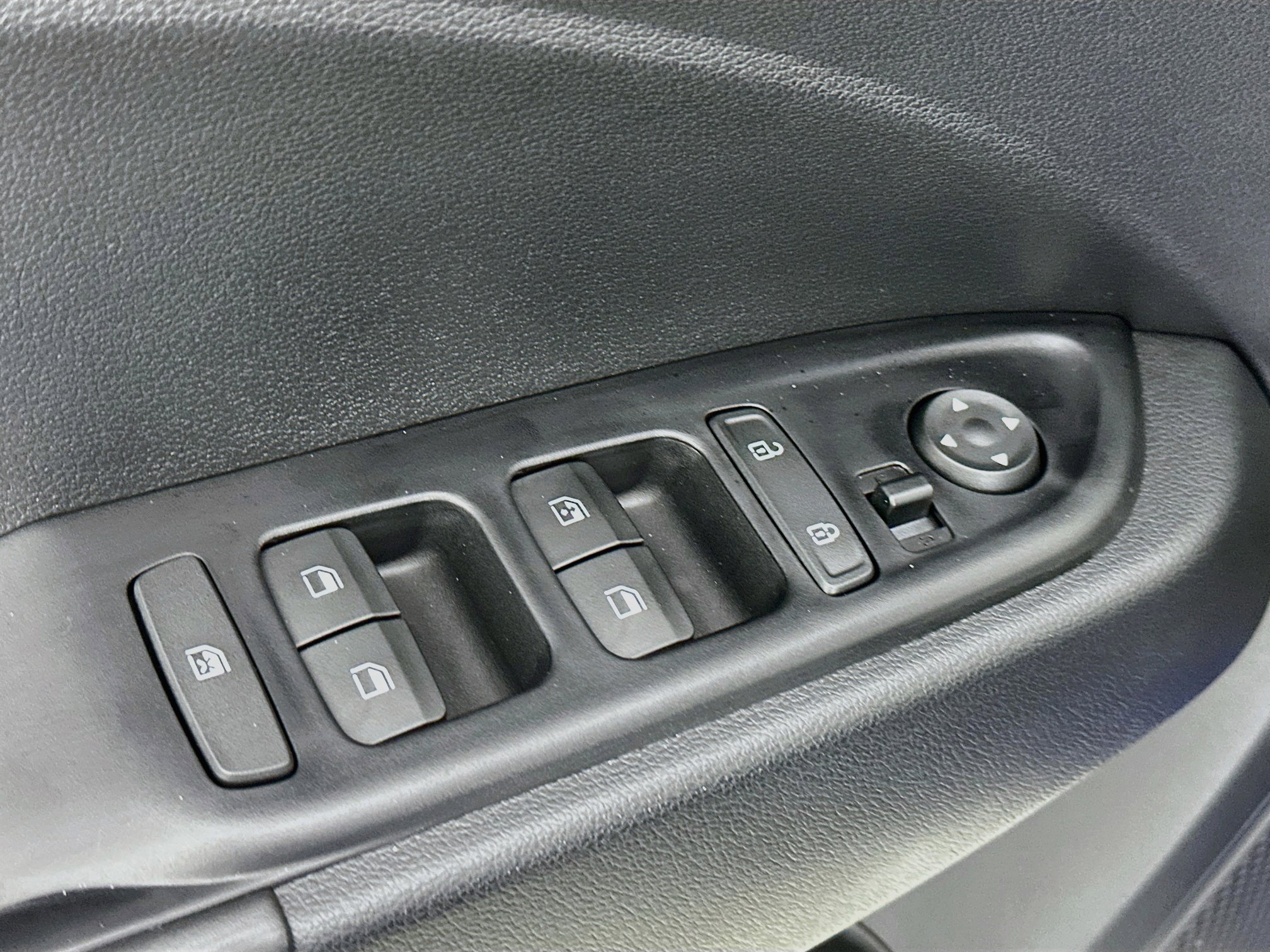 Used 2023 Hyundai Venue Limited FWD image 18