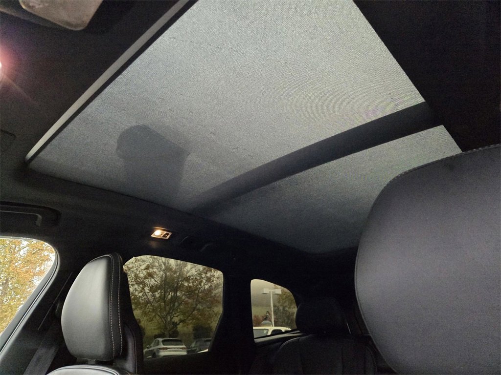 Used 2018 Volvo XC60 T8 R-Design w/ Convenience Package image 21