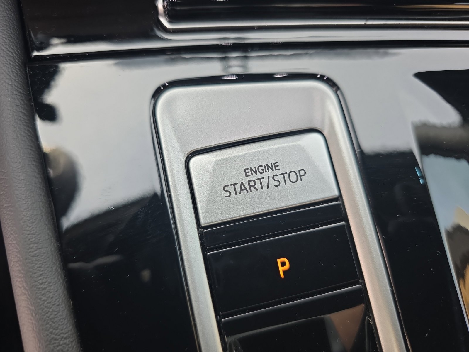 Certified 2024 Volkswagen Atlas Cross Sport SE image 30