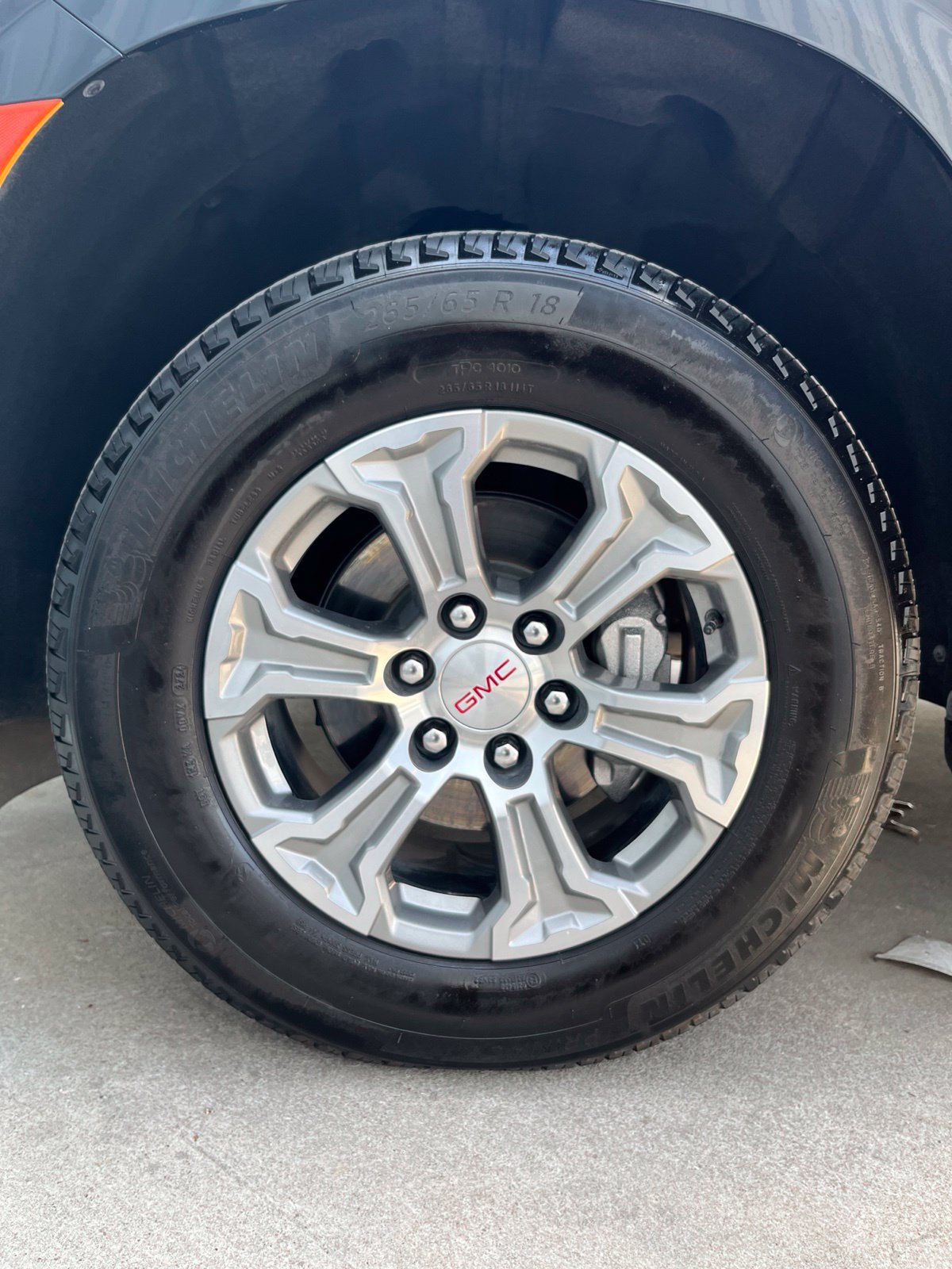 Used 2024 GMC Yukon SLE RWD image 24